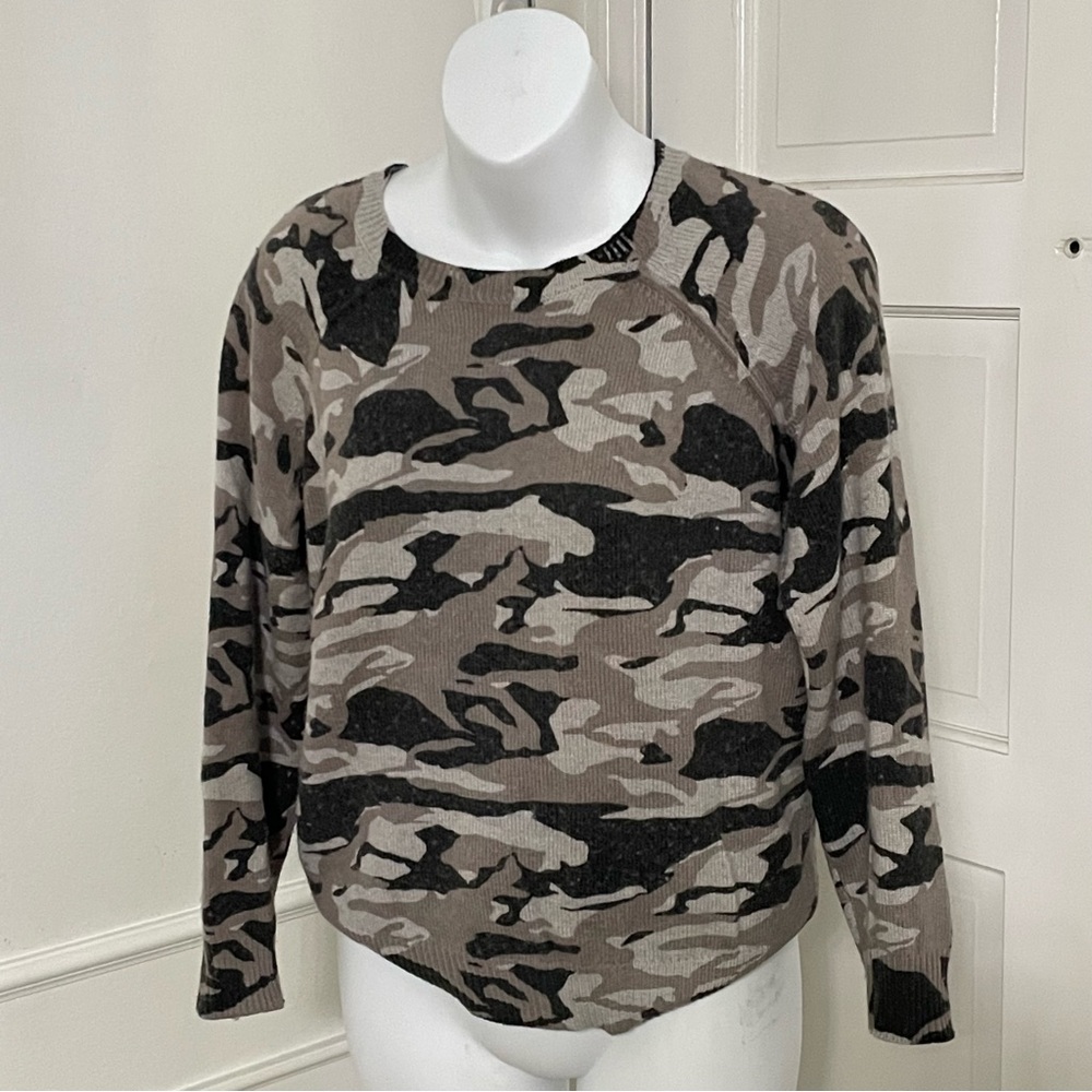 Monrow Camo Crewneck Pullover Sweatshirt in grey army camouflage Lambswool Blend